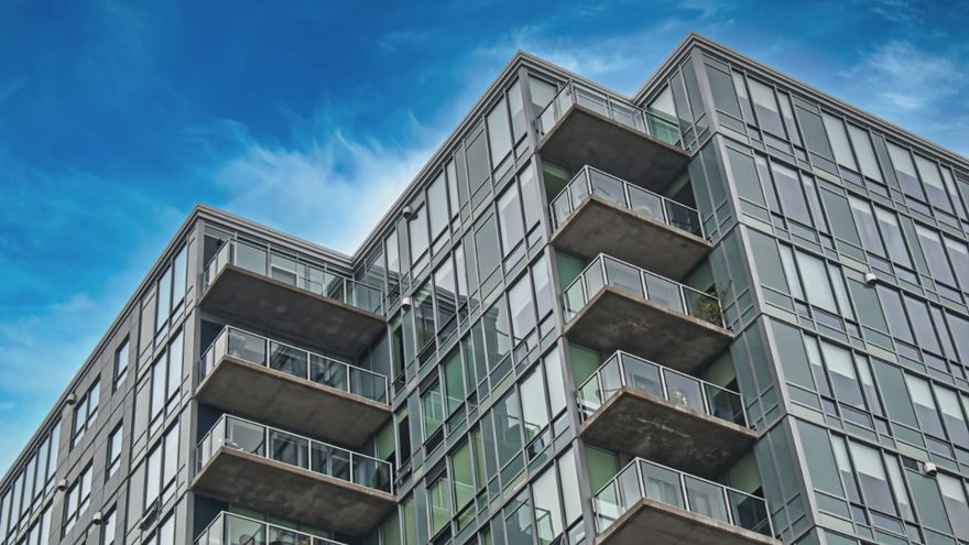 Edificio de viviendas de nueva construcción con terrazas